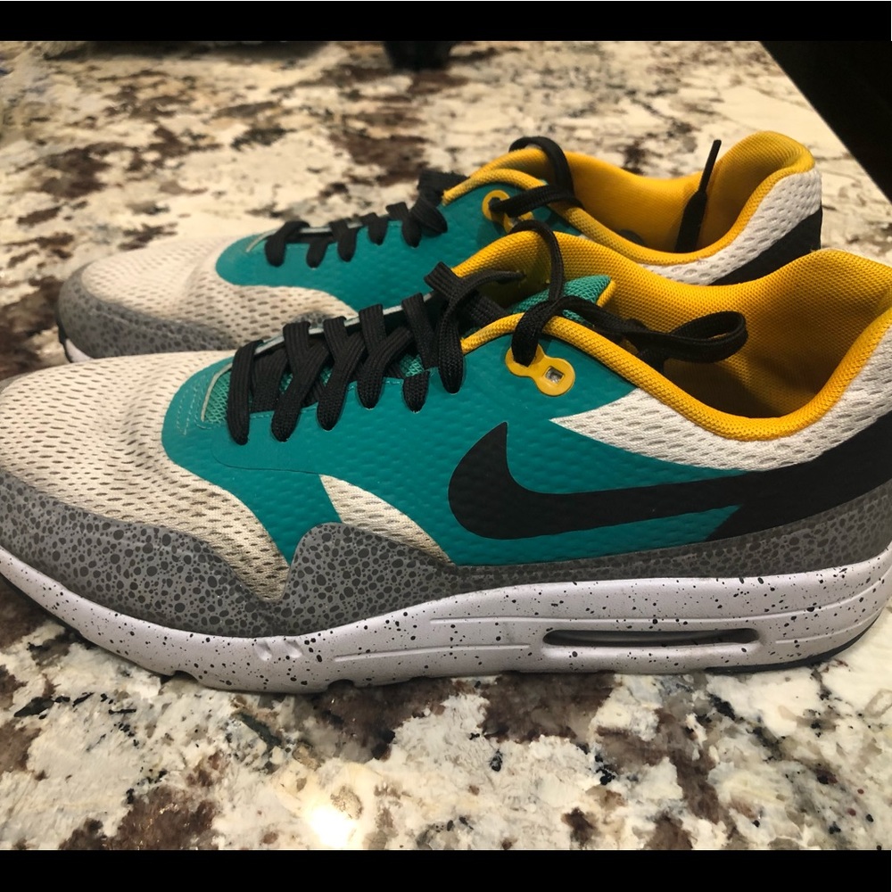 Men’s Nike Air Max shoes sneakers size 13